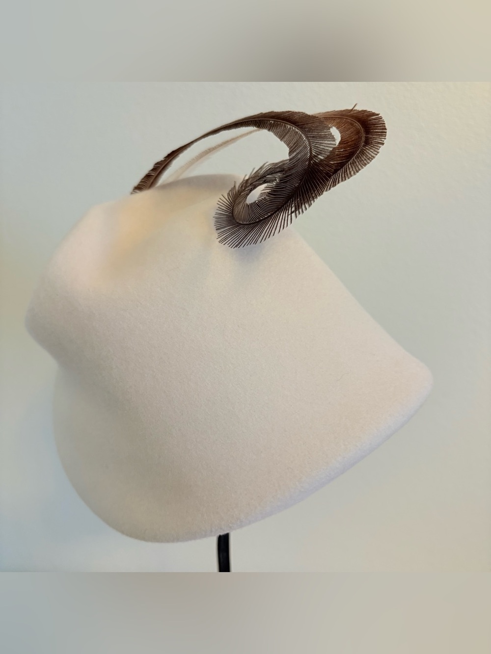 VTG 1940s Neumann-Endler Fairfield Felts Wool Tilt Hat Curled Quill Plumes EUC